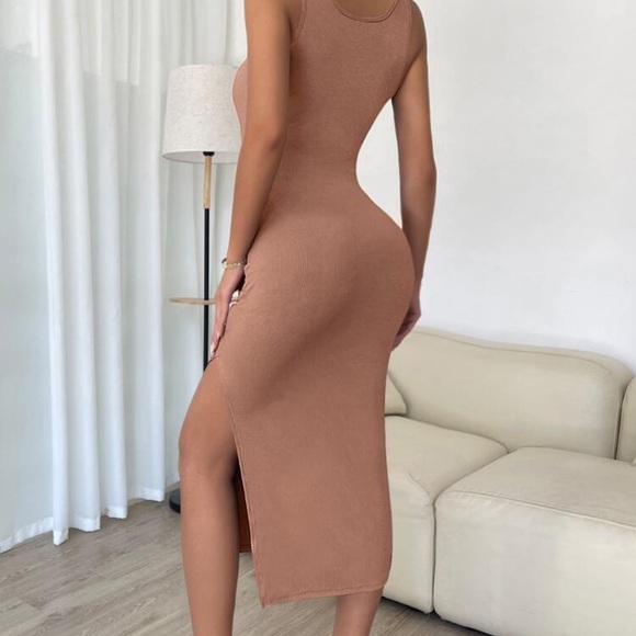 Mid-length nude dresses - Picture 3 of 4
